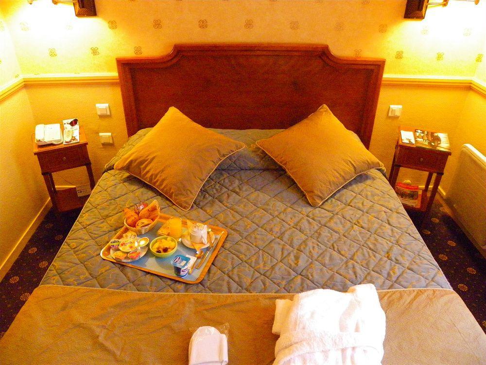 Hotel Poussin Paris Bagian luar foto