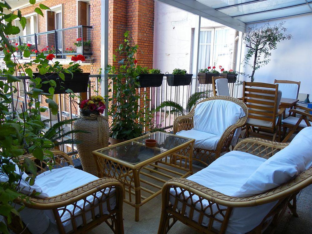 Hotel Poussin Paris Bagian luar foto