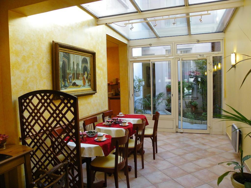 Hotel Poussin Paris Bagian luar foto